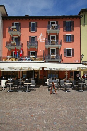 2 restaurants, breakfast, lunch, dinner served; pizza