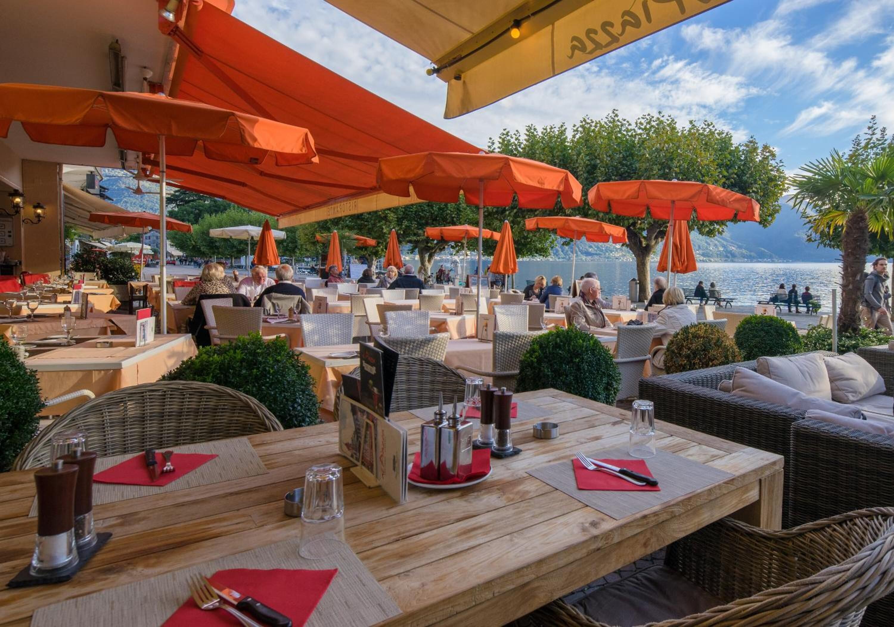 2 restaurants, breakfast, lunch, dinner served; pizza