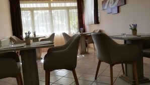 Daily continental breakfast for a fee - Nefeli Studios (Istiaia-Aidipsos)