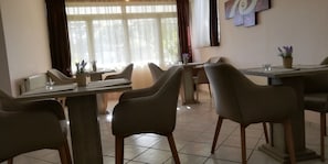 Daily continental breakfast (EUR 4 per person)