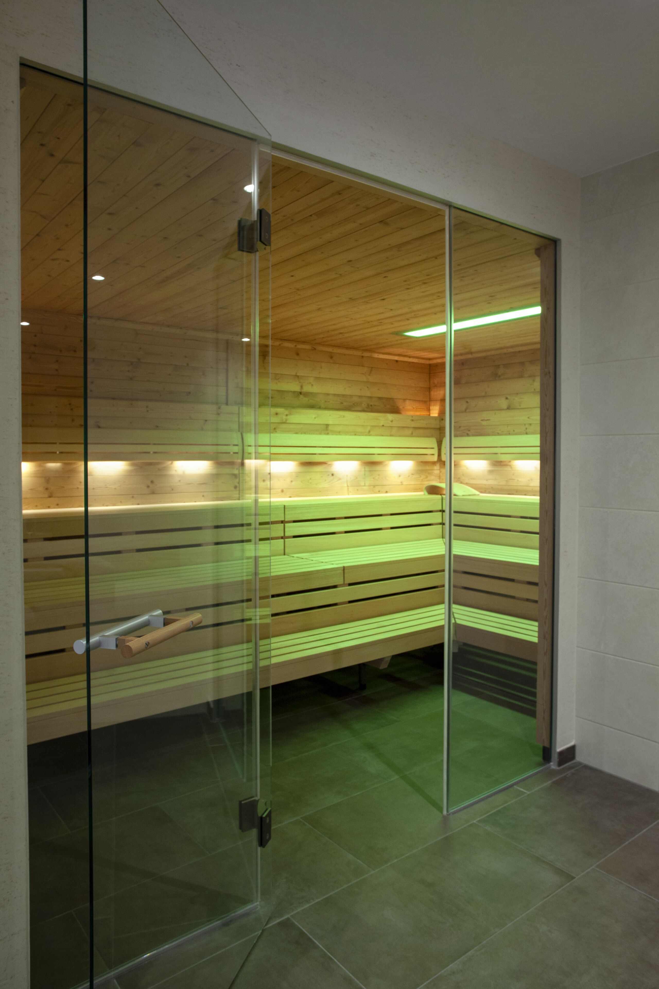 Soins corporels, massages aux pierres chaudes, enveloppements corporels