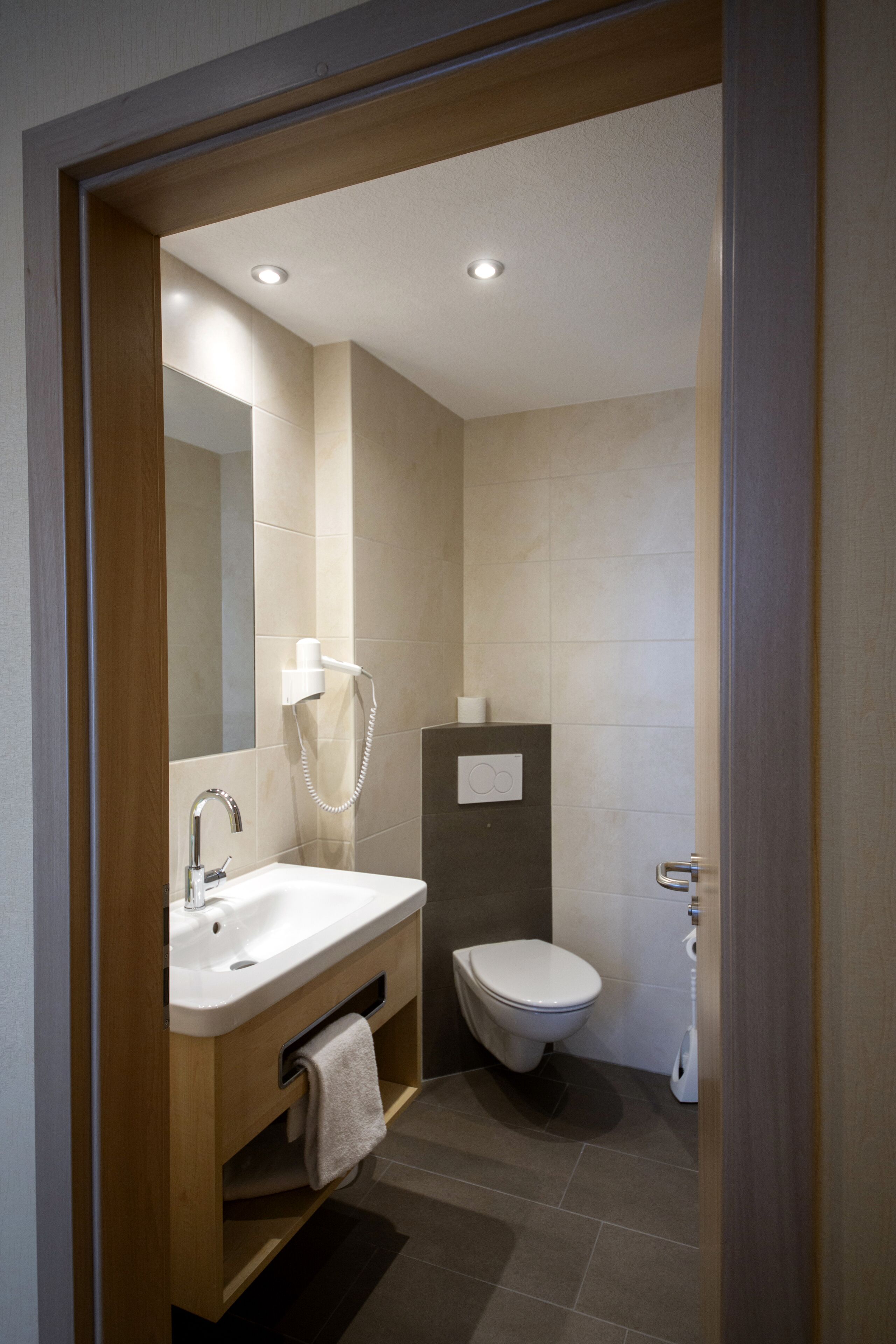comfort single room | bathroom | shower, free toiletries, hair dryer, towels