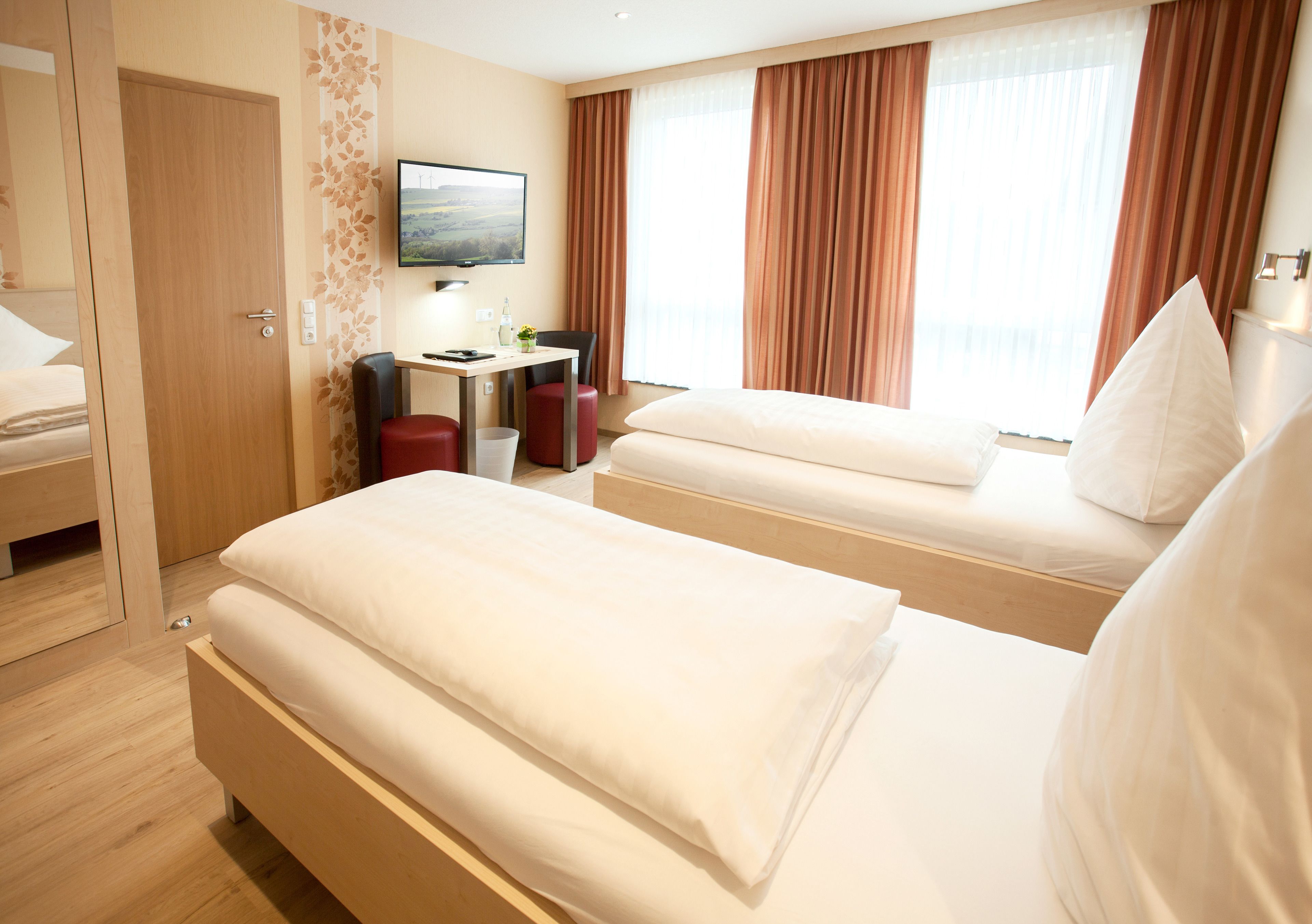 办公桌、笔记本电脑工作区、隔音、免费 WiFi