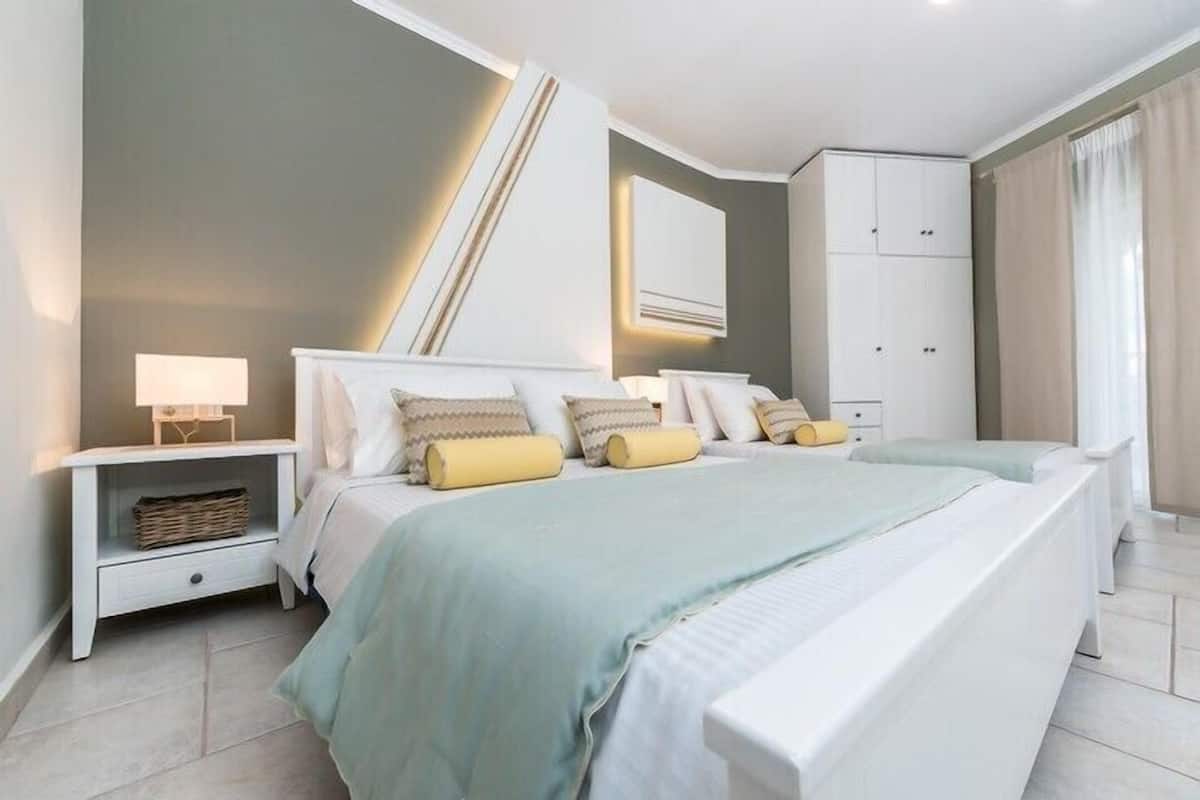 Deluxe Triple Room Ground Flour with Garden and Side Pool view | 1 slaapkamer, lakens van Egyptisch katoen, luxe beddengoed