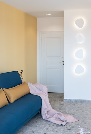 Grand Suite, Jetted Tub, Sea View  (2nd / 3rd floor) | Aire de séjour | Téléviseur de 22 po avec télévision par satellite, console de jeux vidéo