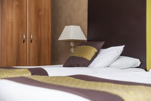 Escritorio, tabla de planchar con plancha y wifi gratis