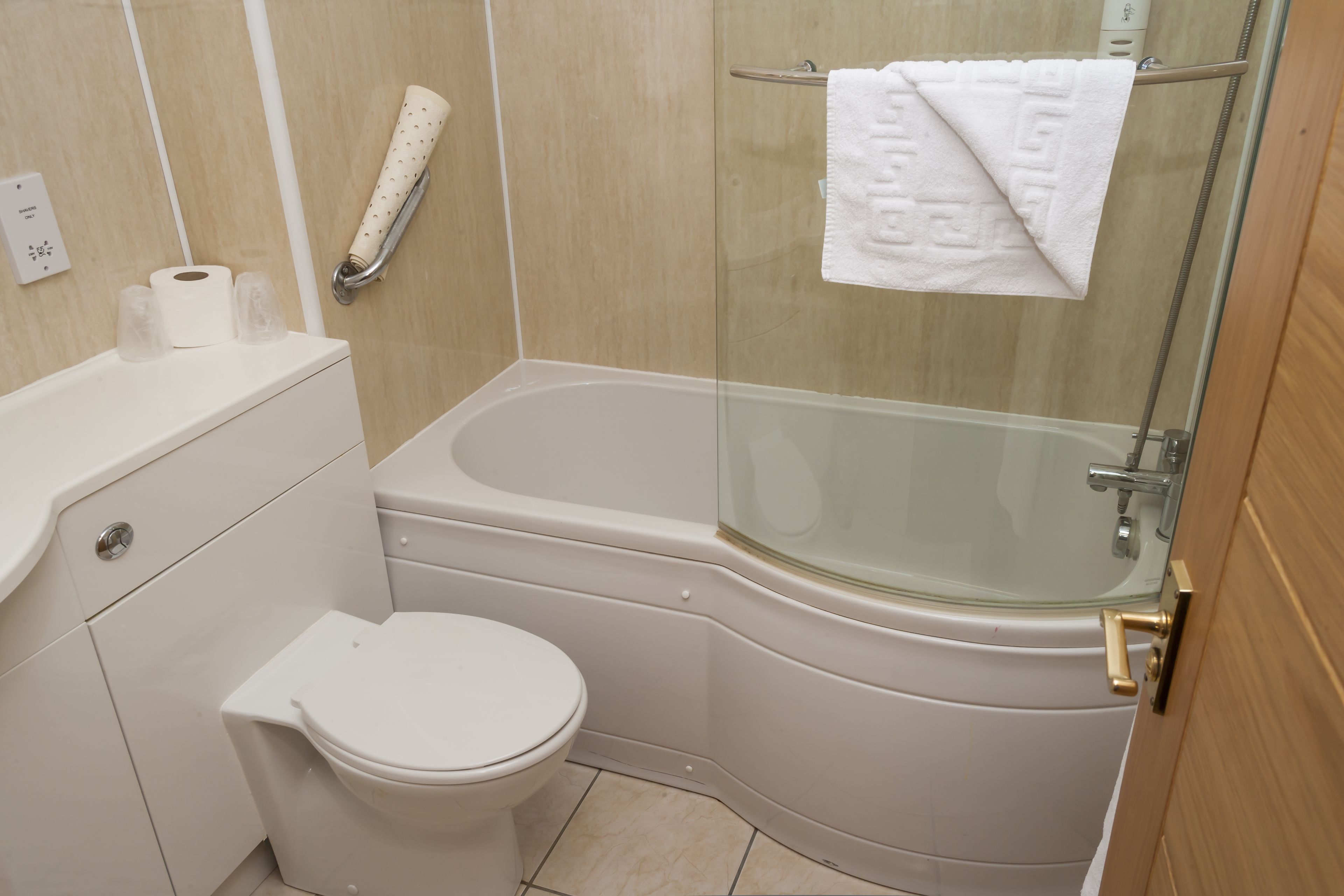 Standard Twin Room | Desk, iron/ironing board, free WiFi