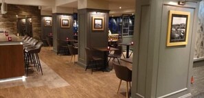 供应早餐和晚餐，英国菜