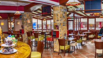 Phục vụ bữa sáng và bữa tối, món ăn Anh