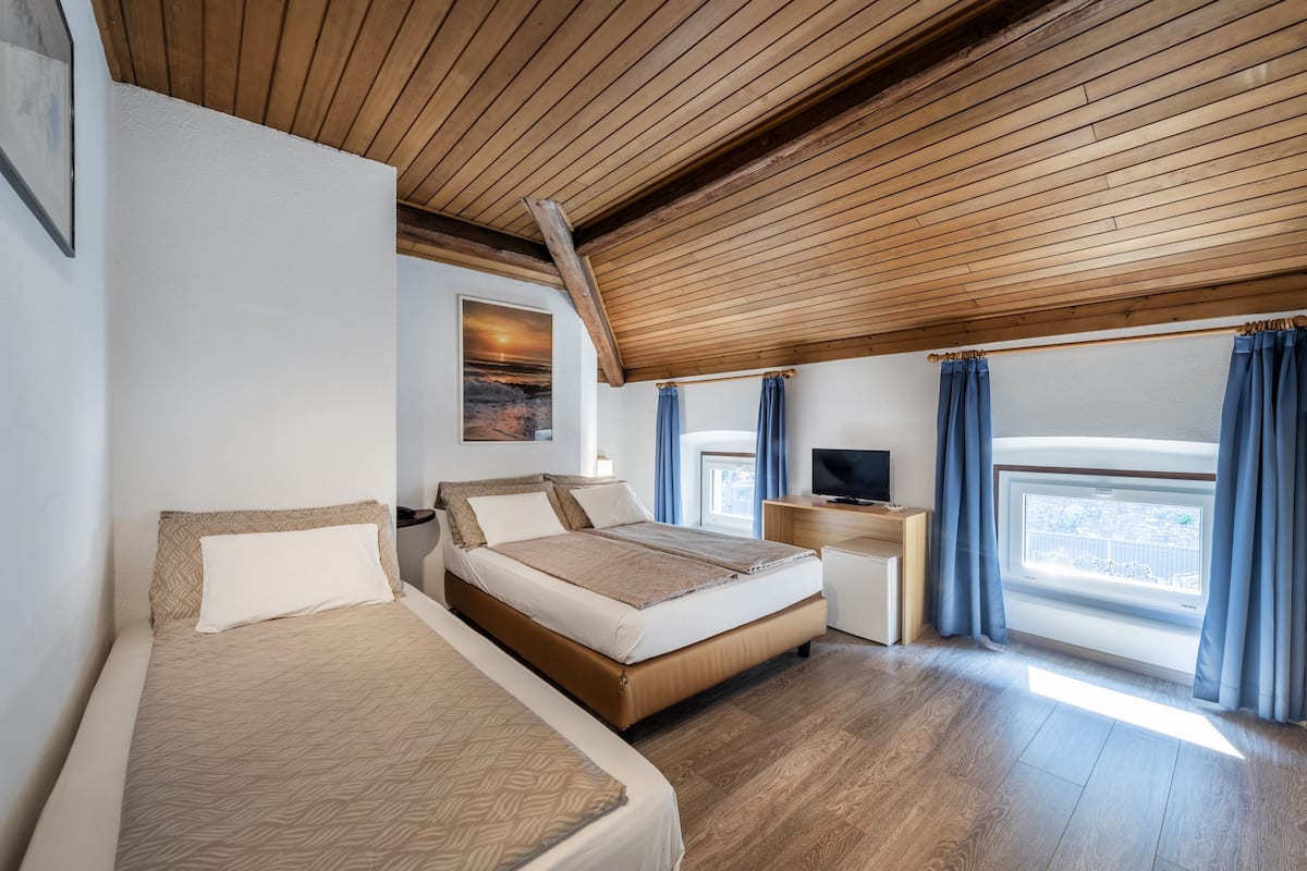 Standard Triple Room | Minibar, desk, free WiFi, bed sheets