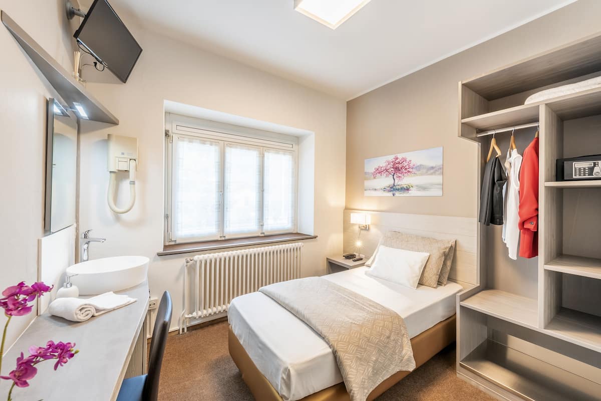 Single Room, 1 Twin Bed | Minibar, desk, free WiFi, bed sheets