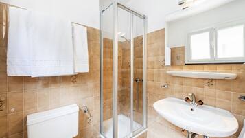 Dusche, Haartrockner, Handtücher, Seife