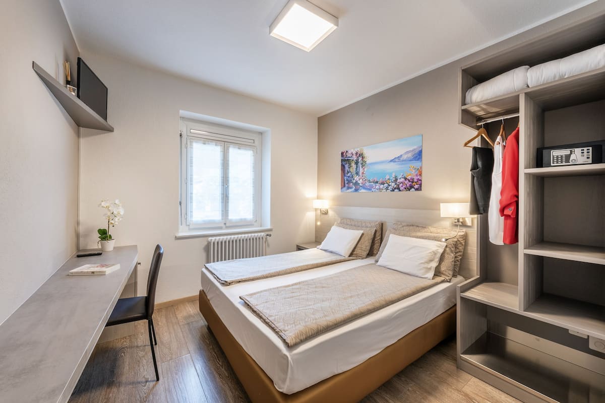 Minibar, desk, free WiFi, bed sheets