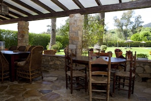 Frühstück, Mittagessen, Abendessen, spanische Küche, Blick auf den Pool