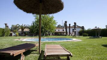 Una piscina al aire libre, sombrillas