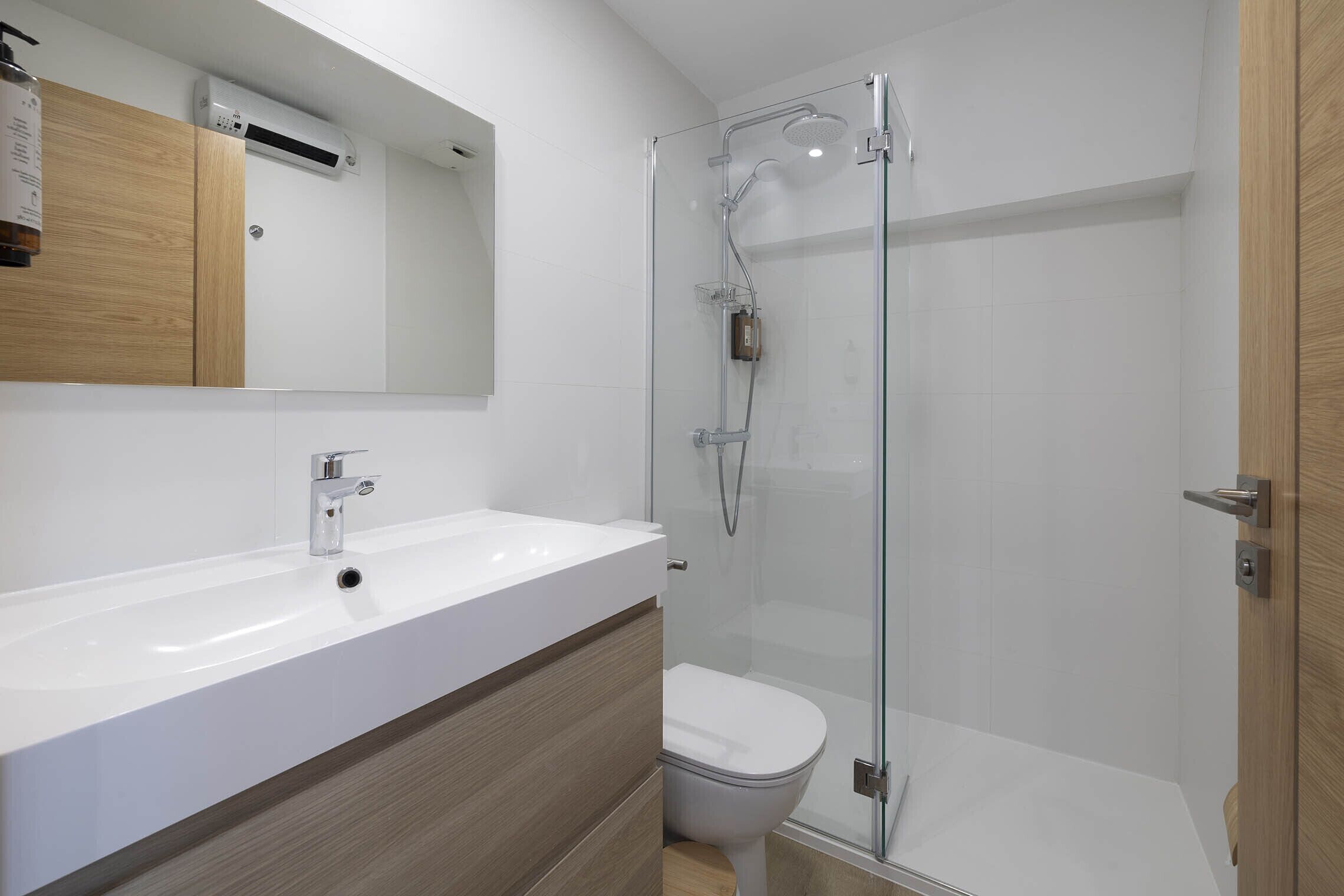 deluxe apartment | bathroom | shower, rainfall showerhead, free toiletries, hair dryer