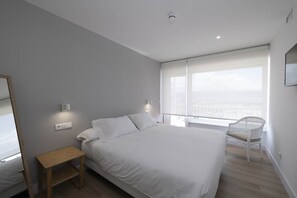 Apartament, terrassa | Cobrellits, caixa forta a l'habitació i cortines opaques 