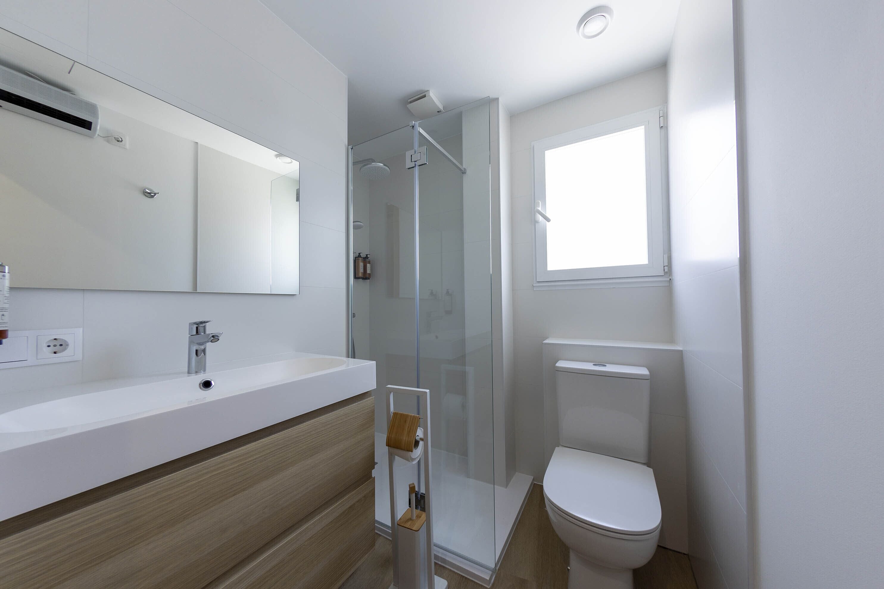 apartment, 2 bedrooms | bathroom | shower, rainfall showerhead, free toiletries, hair dryer