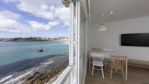 A balcony with a view of the sea and a cityscape. - Apartamentos Rotilio (Sanxenxo)