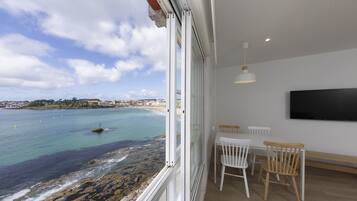 Apartamento, vistas al mar | Zona de estar | Televisión de 20 pulgadas con canales digitales