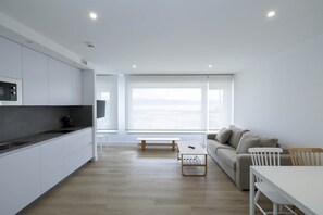 Apartament, terrassa | Sala d'estar | Televisor de 20 polzades amb canals digitals 