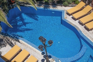 Una piscina al aire libre (de 08:00 a 19:00), sombrillas, tumbonas