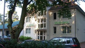 A building with a sign reading "Waldhaus" and "Mühlenbeck". - Waldhaus Mühlenbeck (Mühlenbecker Land)