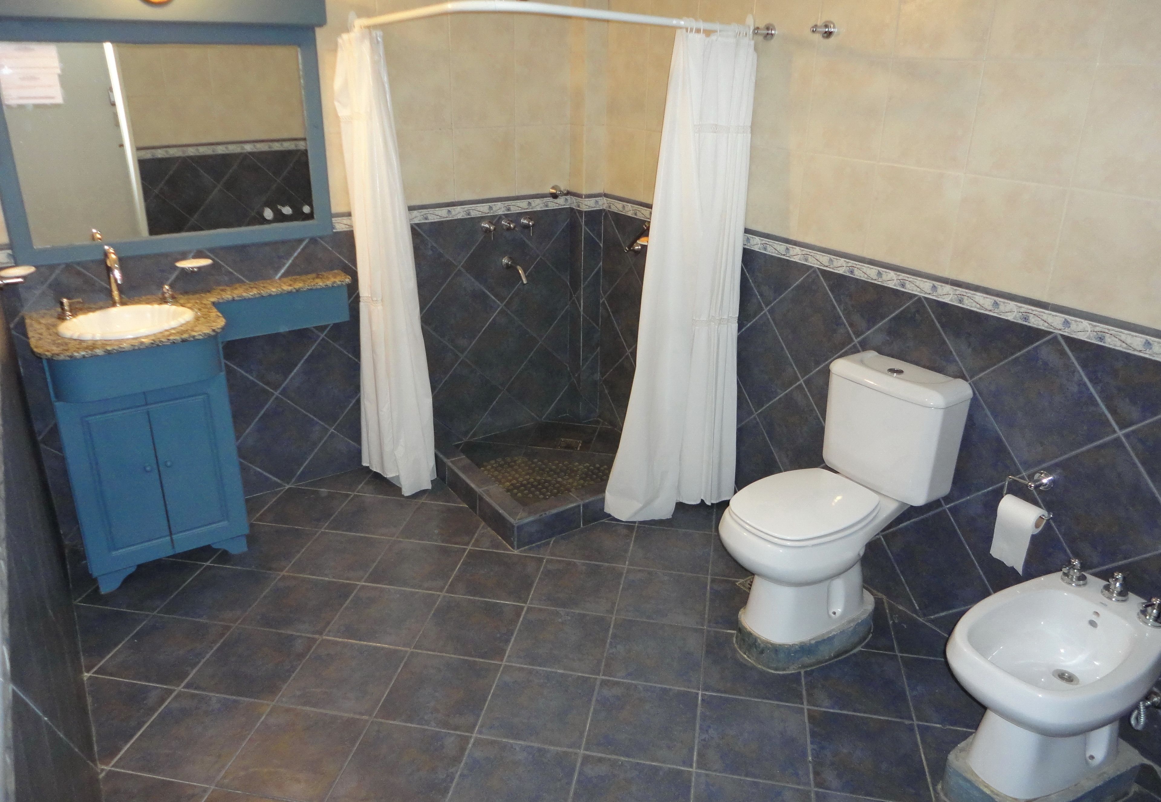 triple room | bathroom | shower, free toiletries, bidet, towels
