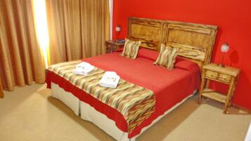 Quarto casal | Cofres nos quartos, escrivaninha, berços grátis, Wi-Fi de cortesia