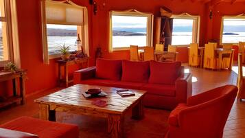 Área de estar no saguão