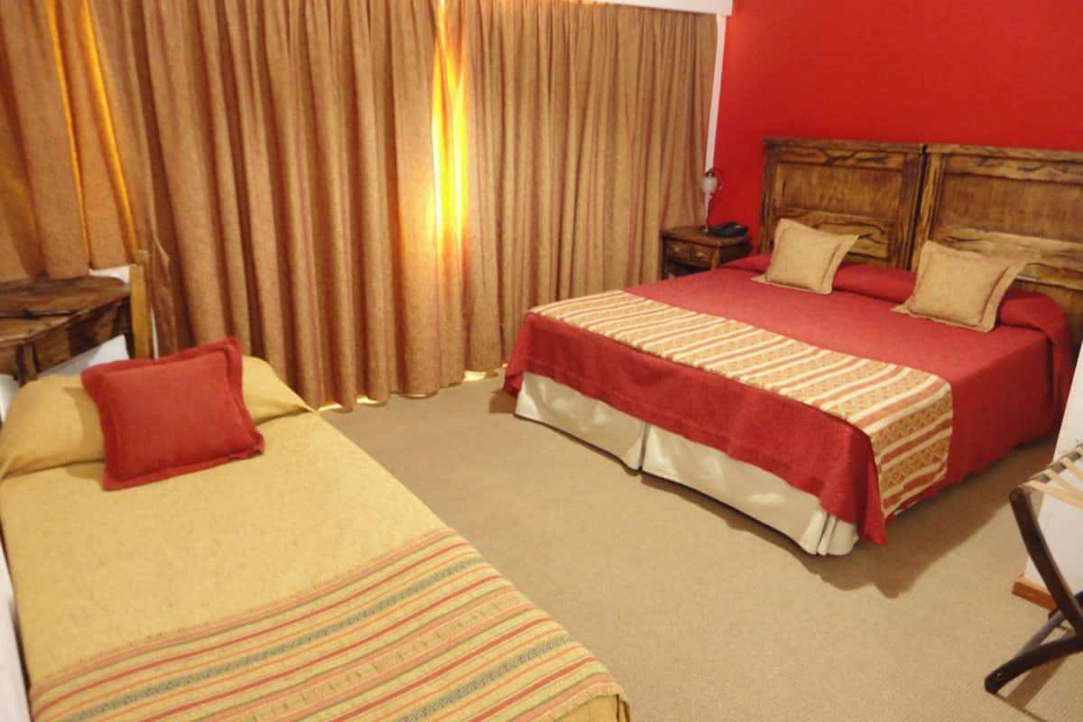 Triple Room | Bathroom | Shower, free toiletries, bidet, towels