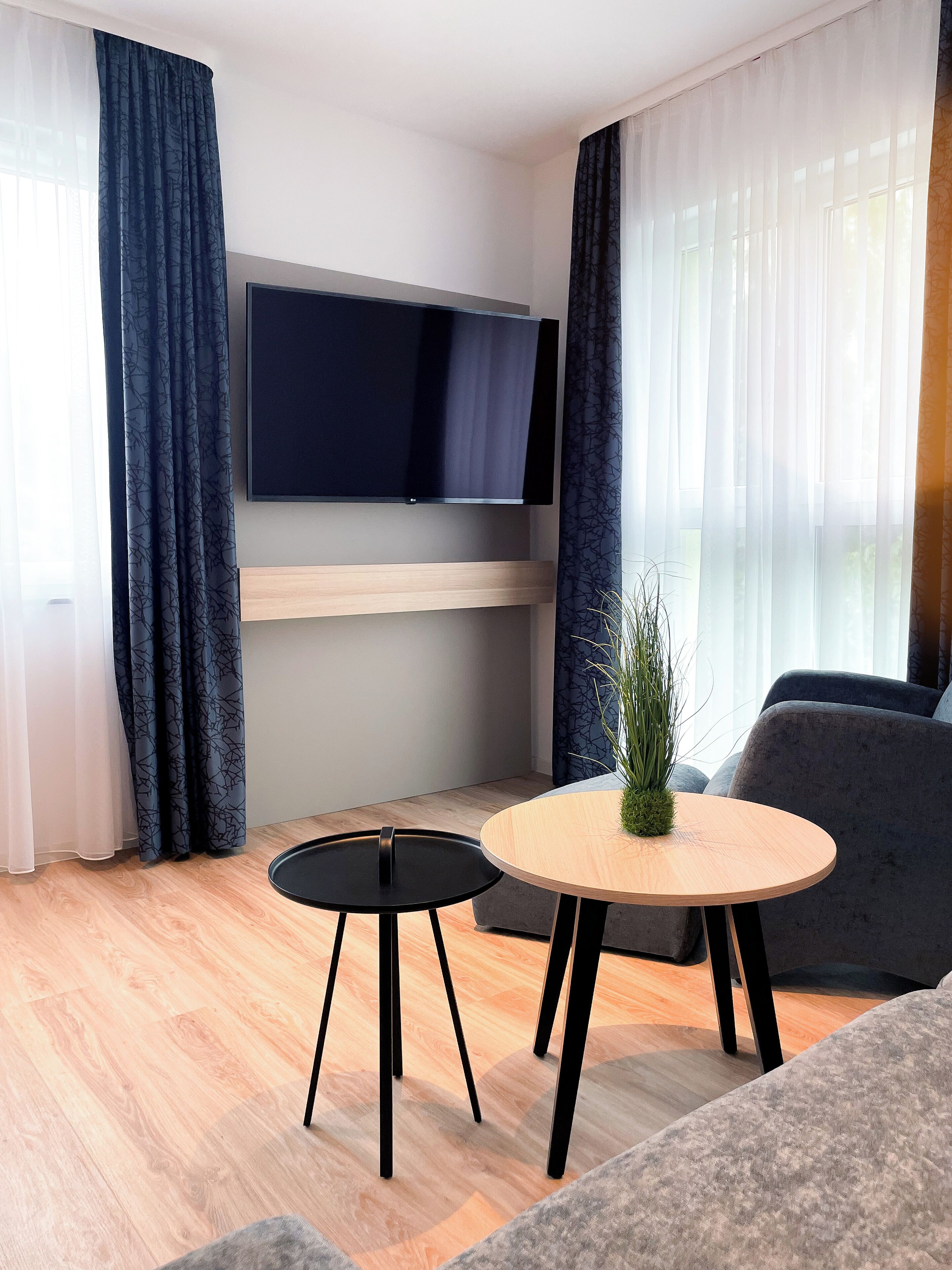 Familienapartment | Wohnbereich | 55-Zoll-Flachbildfernseher mit Digitalempfang, Tablet-PC