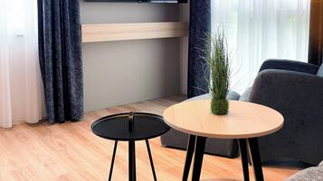 Familienapartment | Wohnbereich | 55-Zoll-Flachbildfernseher mit Digitalempfang, Tablet-PC