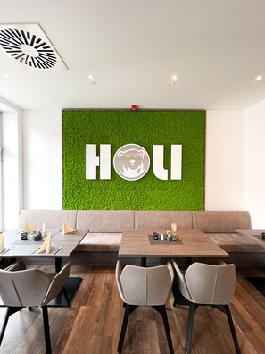 Frühstück, Mittagessen, Abendessen und Brunch werden serviert