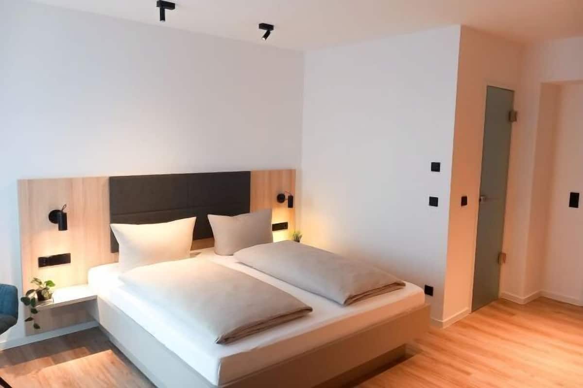Blackout drapes, free WiFi, bed sheets
