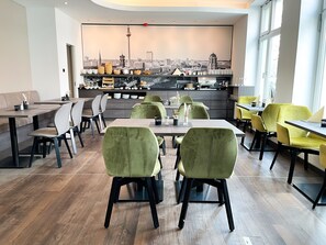 Breakfast, lunch, dinner served; German cuisine, alfresco dining - HOLI City Apart Hotel Berlin (Berlin)