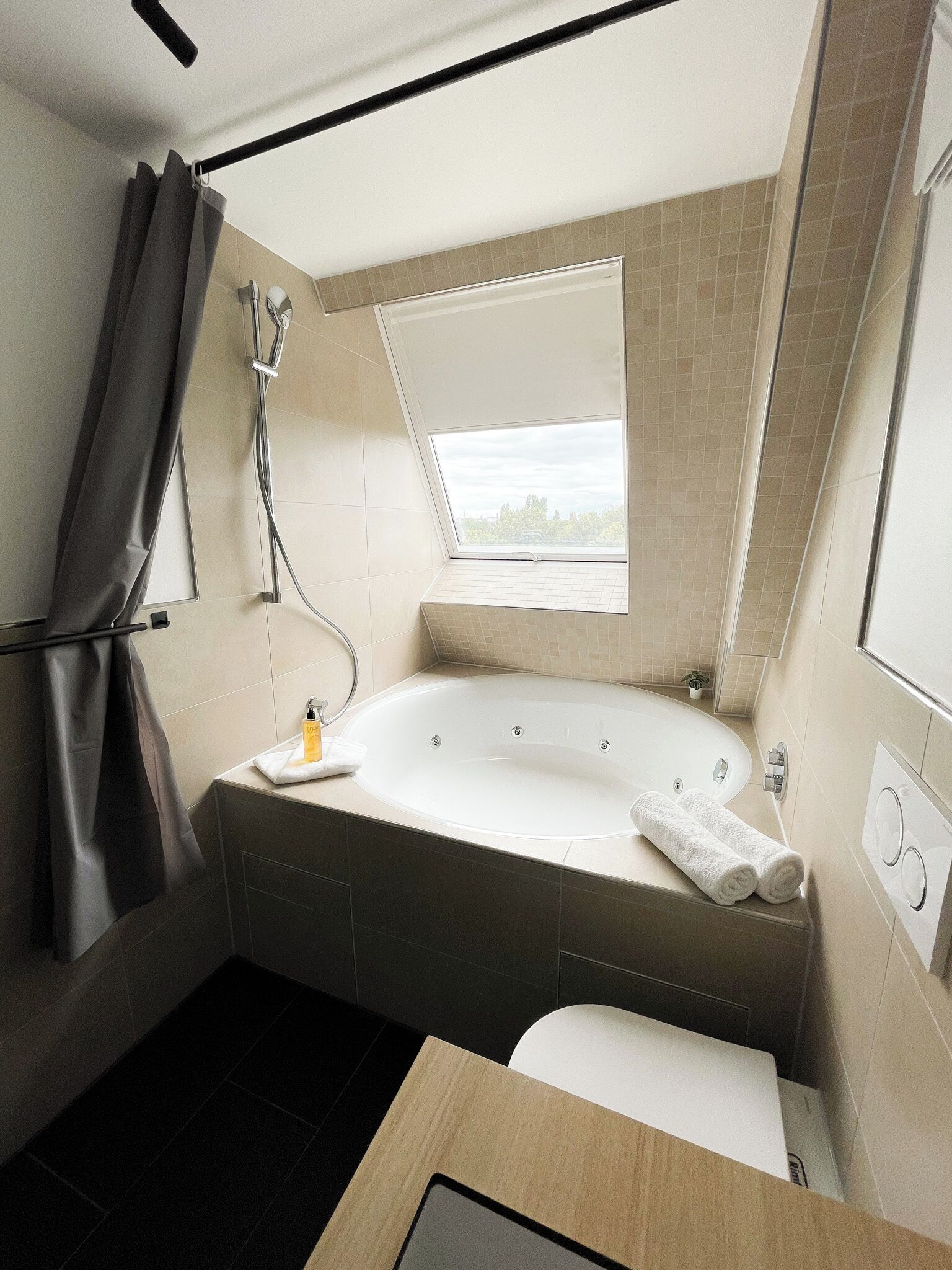 Superior-Suite, eigenes Bad | Badezimmer | Dusche, umweltfreundliche Kosmetikartikel, Haartrockner, Handtücher