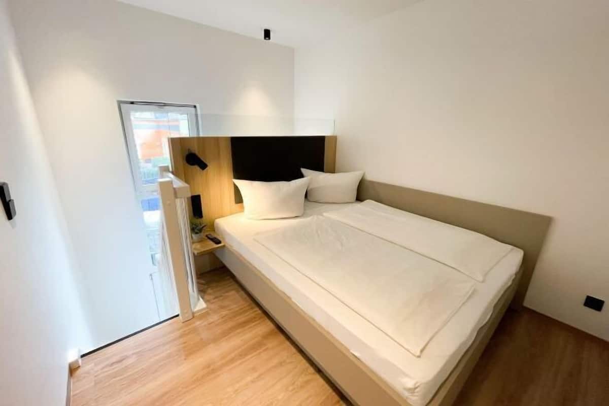 Blackout drapes, free WiFi, bed sheets