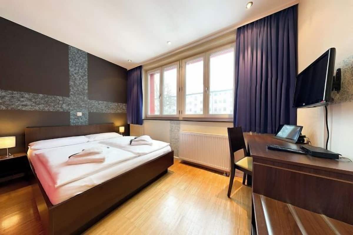 Blackout drapes, free WiFi, bed sheets
