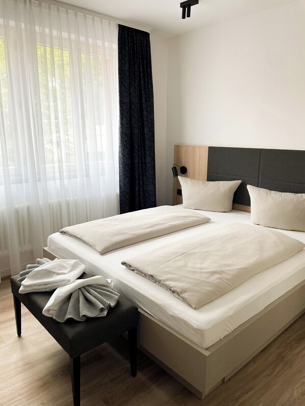 Habitación doble Confort | Cortinas blackout, wifi gratis y ropa de cama 