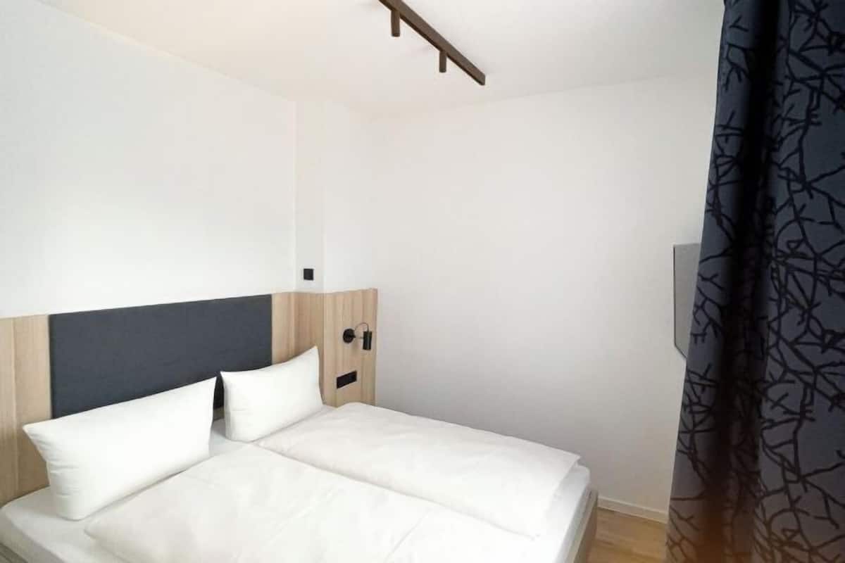 Blackout drapes, free WiFi, bed sheets
