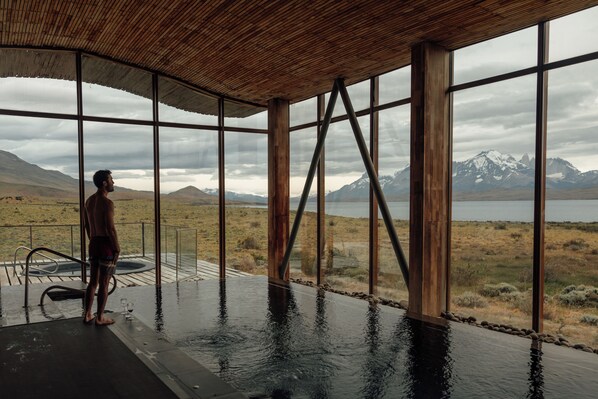 Una piscina cubierta (de 09:00 a 21:00), tumbonas