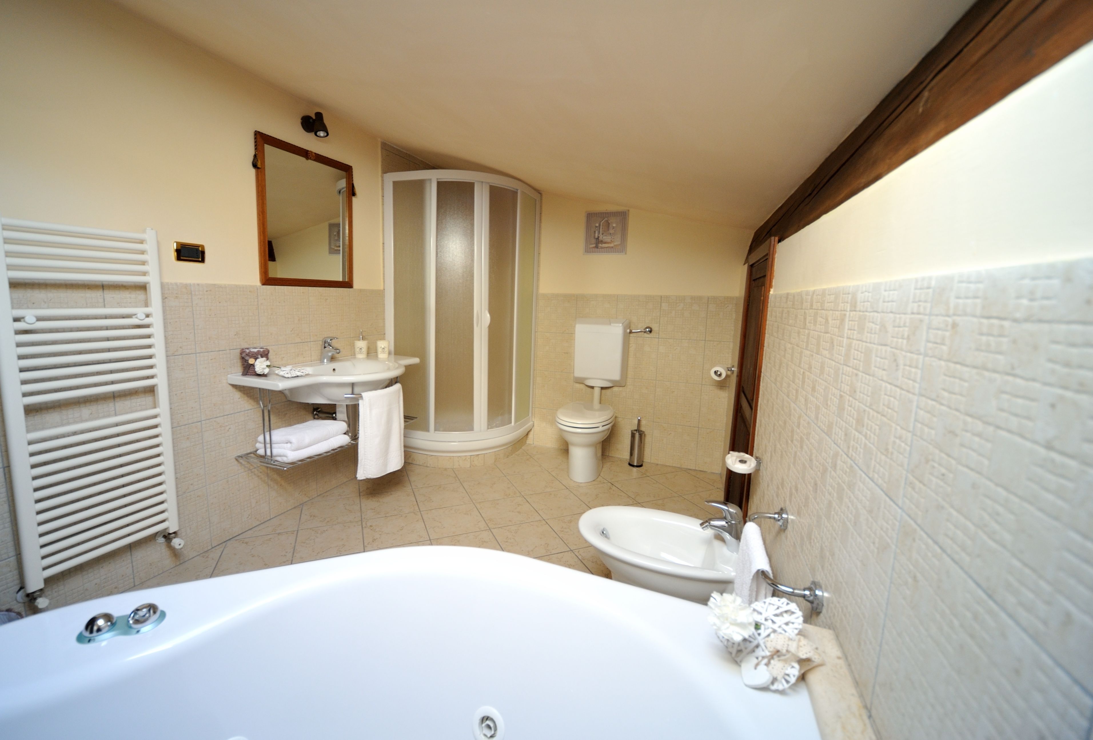 Un bagno moderno con una vasca, una doccia, un lavandino e un water.