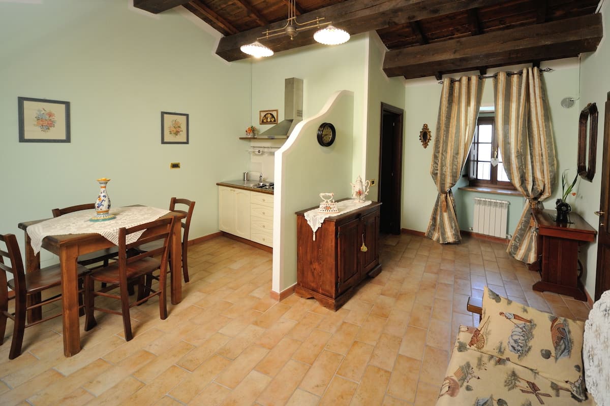 Standaard appartement, uitzicht op vallei | Donzen dekbedden, individueel gemeubileerd, een bureau