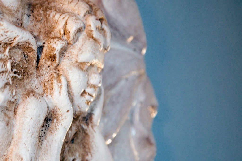 Een detailopname van een structuur met een mengeling van witte en bruine tinten, mogelijk marmer of steen.