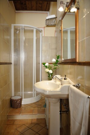 Familienapartment, 2 Schlafzimmer | Badezimmer | Regendusche, kostenlose Toilettenartikel, Haartrockner, Bidet