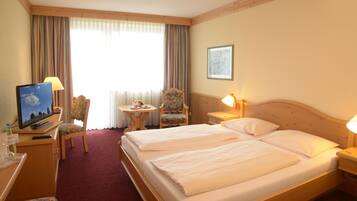 Bộ đồ giường kháng dị ứng, minibar, két bảo mật tại phòng, bàn