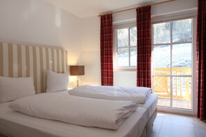 1 Schlafzimmer, hochwertige Bettwaren, Schreibtisch