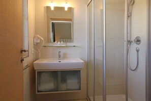 Shower, free toiletries, hair dryer, towels - AvenidA Residenz Burg by Alpin Rentals (Kaprun)