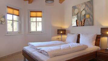 1 bedroom, premium bedding, desk, soundproofing